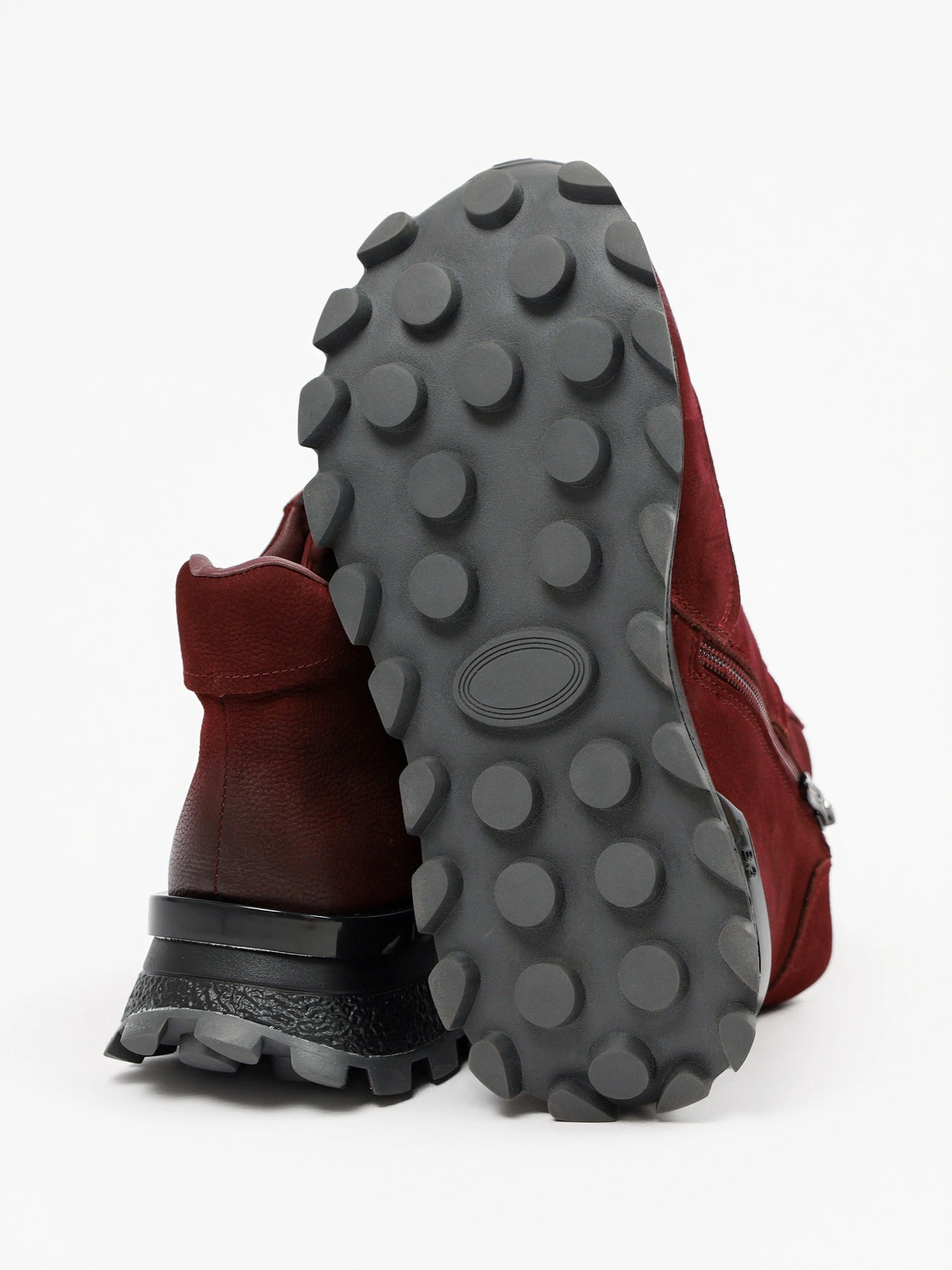 Кроссовки бордового цвета на рельефной подошве